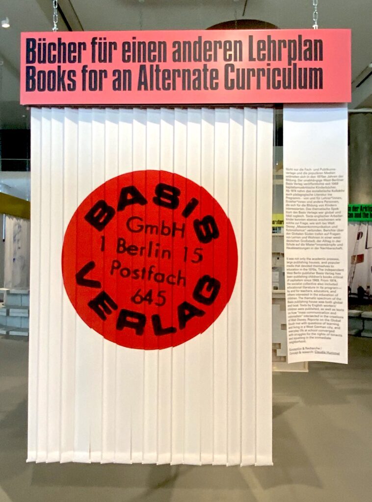 Basis Verlag bei der Ausstellung Bildungsschock im HKW 2021, Display von der Kooperative für Darstellungspolitik